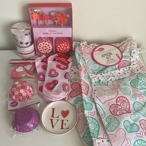 Mommy & Me Apron Set NWT Heart Pattern Valentine’s Day Baking Cupcakes Holders